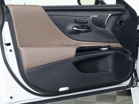 Certified 2025 Lexus ES 300h w/ Luxury Package image 10