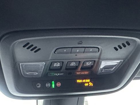 Used 2023 Chevrolet Traverse RS image 17