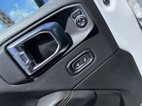 Used 2025 Jeep Wrangler Unlimited Sahara AWD/4WD image 15