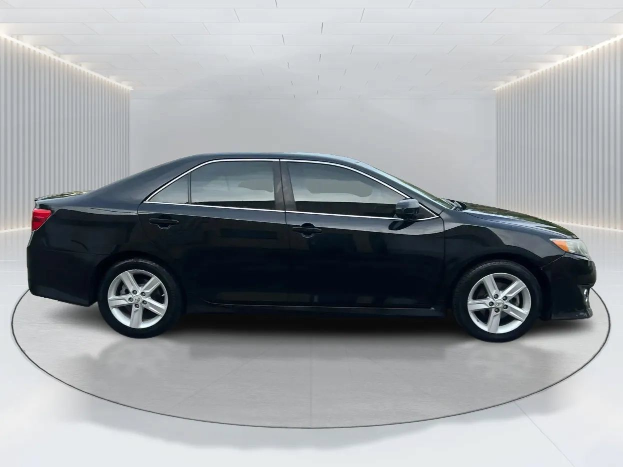 Used 2012 Toyota Camry SE FWD image 8