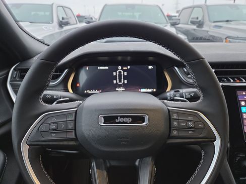 New 2025 Jeep Grand Cherokee L Altitude image 10