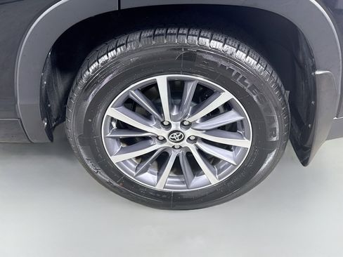 Used 2017 Toyota Highlander XLE AWD/4WD image 30