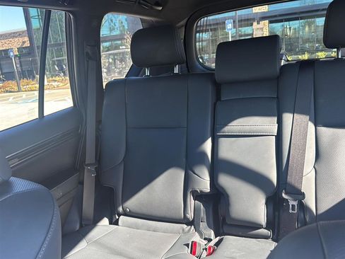 Used 2022 Lexus GX 460 Premium w/ Premium Package image 16