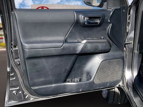 Used 2016 Toyota Tacoma TRD Sport image 23