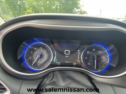 Used 2023 Chrysler Pacifica Touring-L FWD image 14