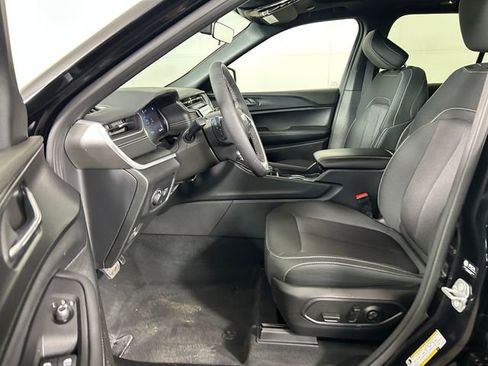 Used 2025 Jeep Grand Cherokee Laredo X image 12