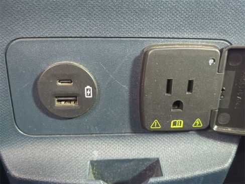 Used 2022 Ford Maverick Lariat w/ Lariat Luxury Package image 16