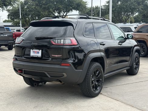 Used 2019 Jeep Cherokee Trailhawk AWD/4WD image 5