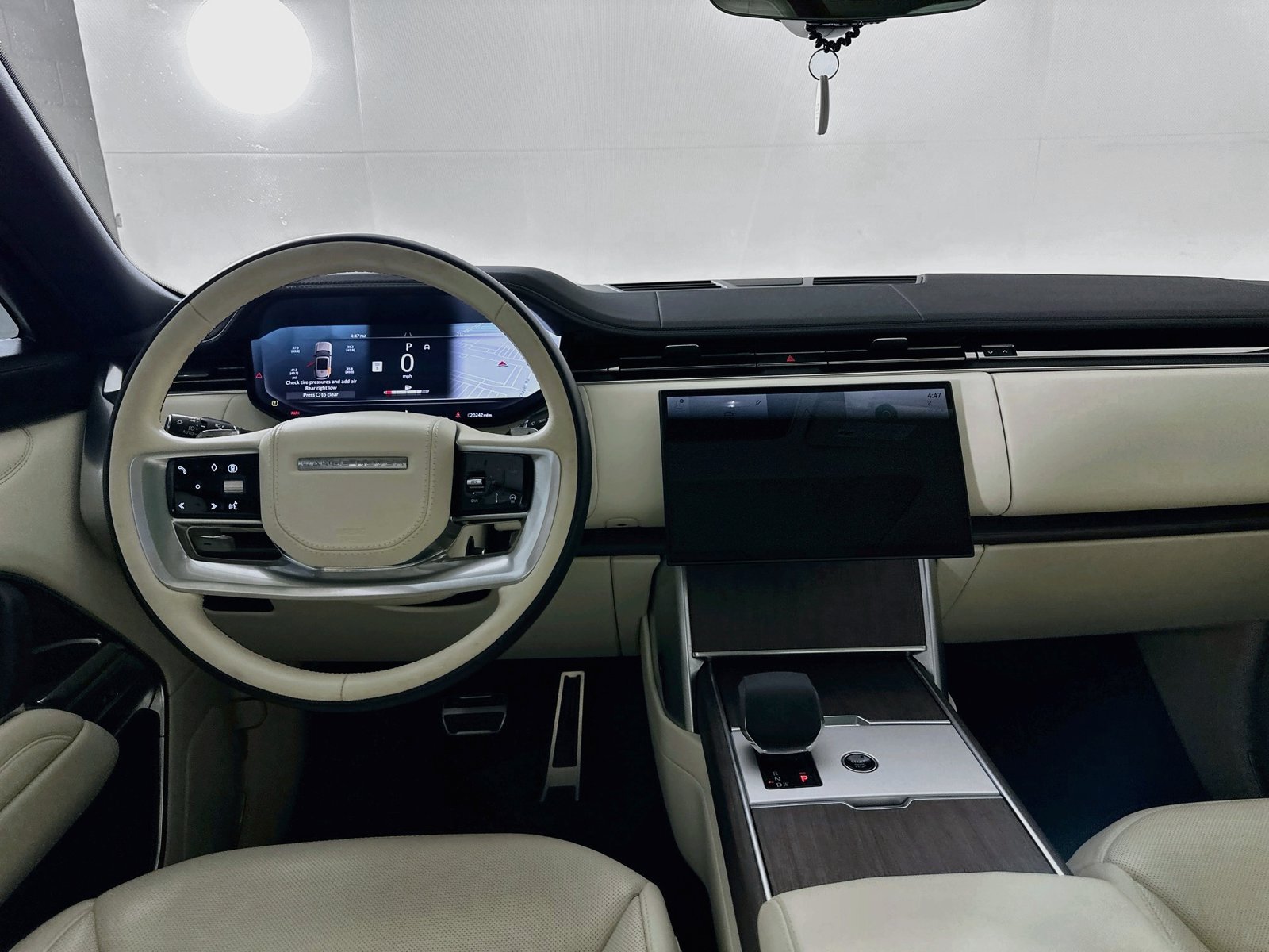 Used 2025 Land Rover Range Rover SE AWD/4WD image 25