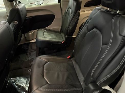 Used 2022 Chrysler Pacifica Touring-L image 31