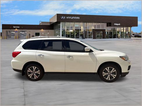 Used 2019 Nissan Pathfinder SV image 8