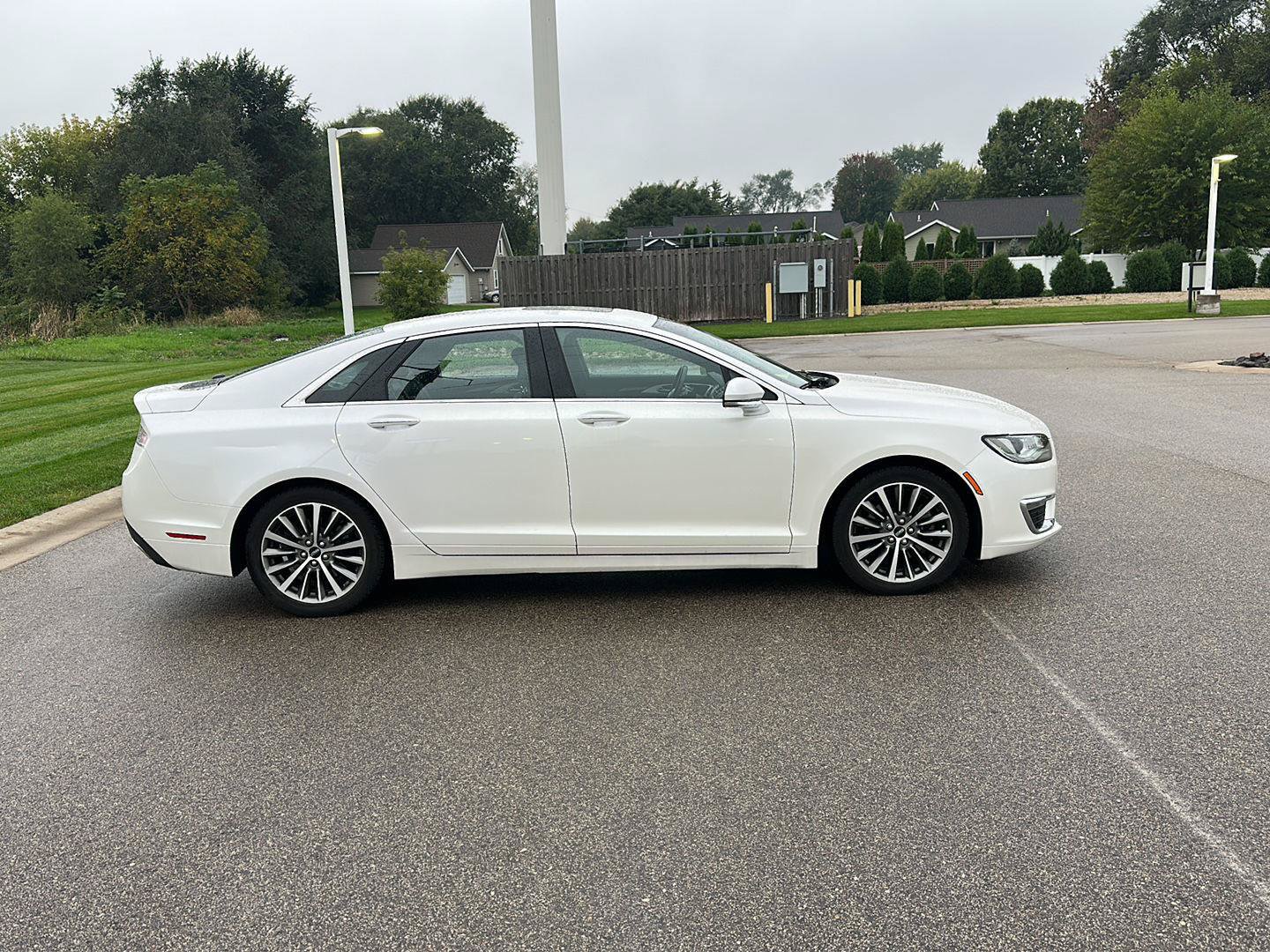 Used 2017 Lincoln MKZ Select w/ Select Plus Package AWD/4WD image 2