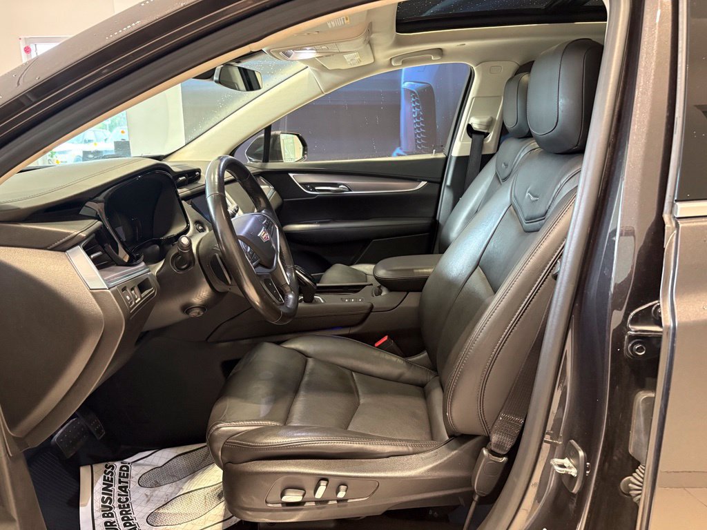 Used 2018 Cadillac XT5 Luxury w/ Driver Awareness Package AWD/4WD image 12