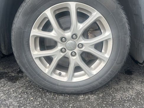 Used 2017 Jeep Cherokee Latitude w/ Comfort & Sound Group image 5