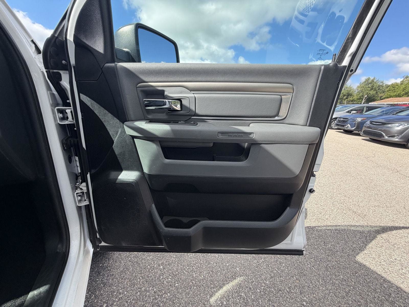 Used 2016 RAM 1500 Classic SLT AWD/4WD image 26