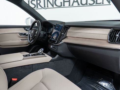 New 2026 Volvo XC90 B6 Plus w/ Protection Package Premier image 21
