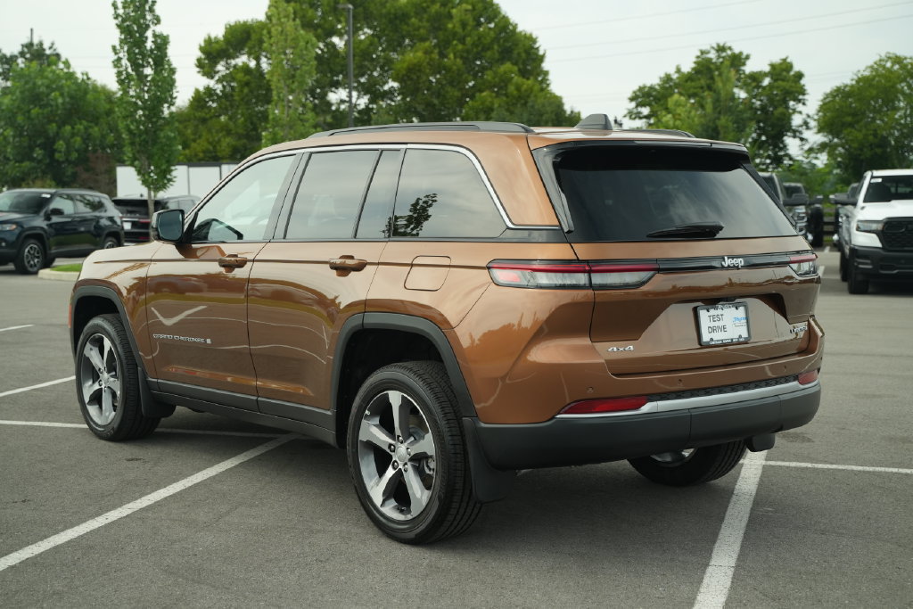 New 2026 Jeep Grand Cherokee Limited w/ MOPAR Finishing Package AWD/4WD image 5