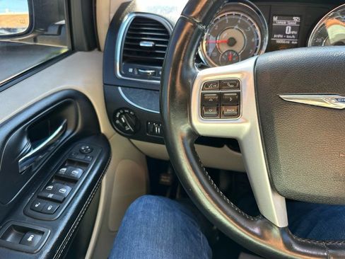 Used 2014 Chrysler Town & Country Touring FWD image 18