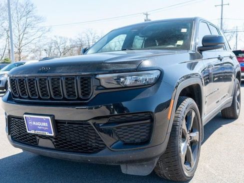 Used 2023 Jeep Grand Cherokee Altitude AWD/4WD image 2