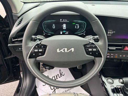 Certified 2023 Kia Niro EX Touring image 18