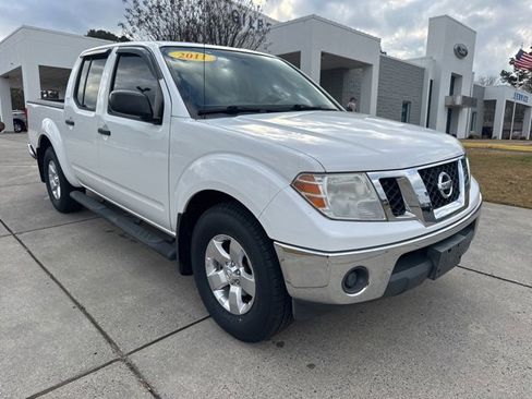 Used 2011 Nissan Frontier SV image 1