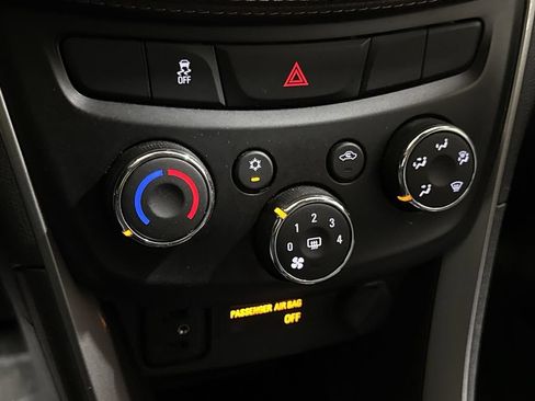 Used 2021 Chevrolet Trax LT FWD image 16