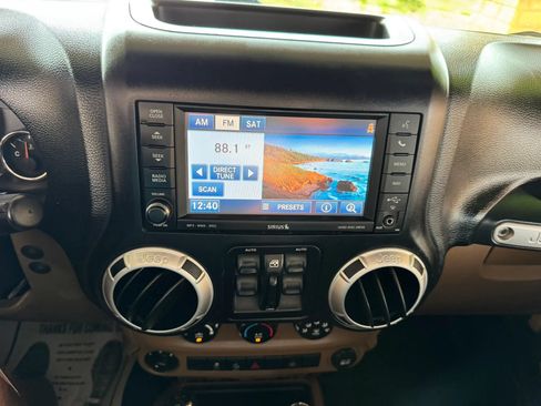 Used 2014 Jeep Wrangler Unlimited Rubicon w/ Max Tow Package AWD/4WD image 15