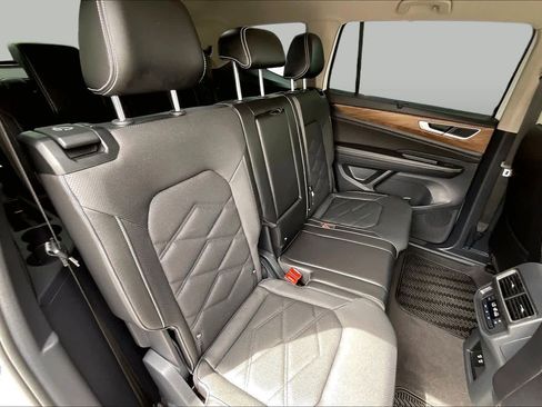 Used 2024 Volkswagen Atlas SE FWD image 18