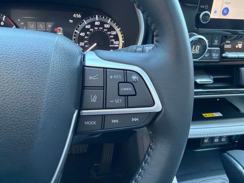 Used 2023 Toyota Highlander XLE AWD/4WD image 17
