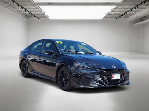 Used 2025 Toyota Camry SE FWD image 8