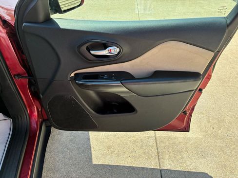 Used 2015 Jeep Cherokee Latitude w/ Cold Weather Group FWD image 16