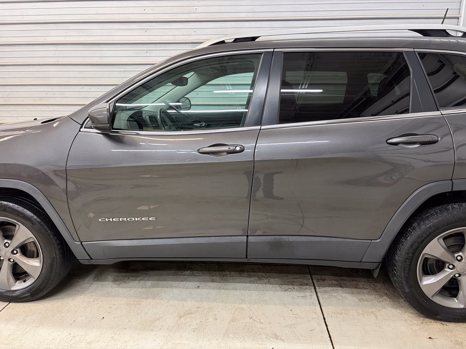 Used 2019 Jeep Cherokee Limited AWD/4WD image 7