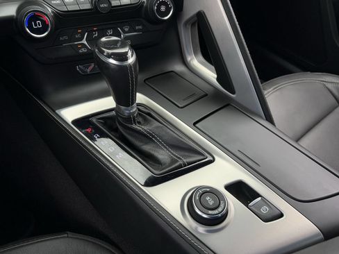 Used 2019 Chevrolet Corvette Stingray Coupe w/ 1LT RWD image 19