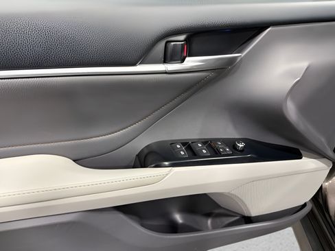 Used 2018 Toyota Camry XLE FWD image 9