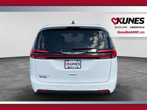 Used 2024 Chrysler Pacifica Touring-L FWD image 9