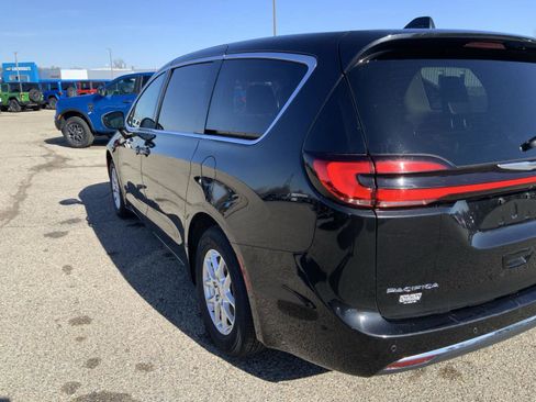 Used 2023 Chrysler Pacifica Touring-L image 18