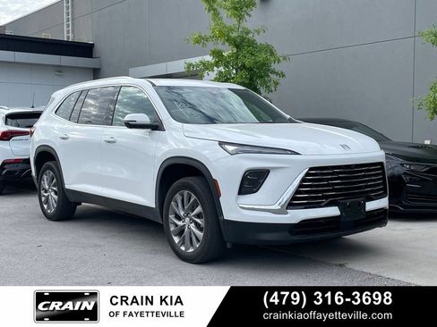 Used 2025 Buick Enclave Preferred AWD/4WD image 1