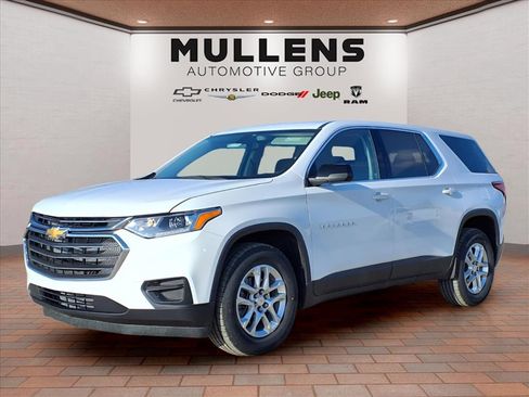 Used 2021 Chevrolet Traverse LS image 1