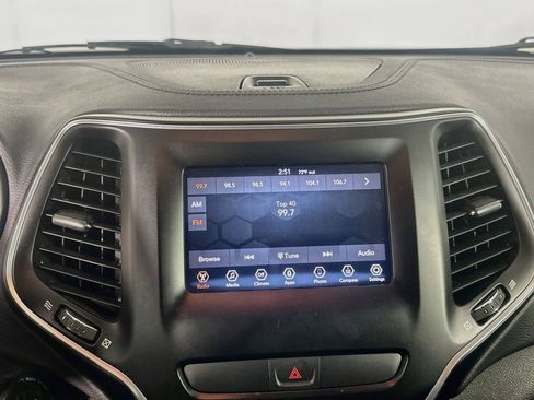 Used 2019 Jeep Cherokee Latitude w/ Popular Appearance Group FWD image 19