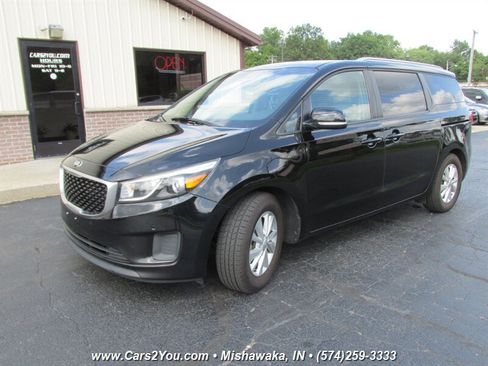 Used 2017 Kia Sedona LX w/ LX Essentials Premium Package FWD image 4