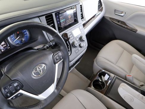 Used 2015 Toyota Sienna XLE image 41