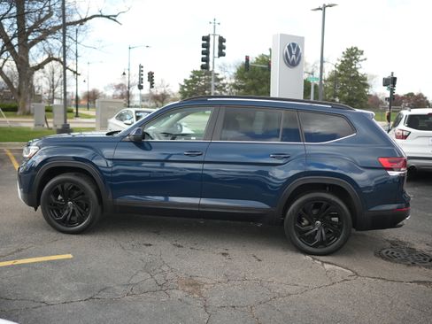 Certified 2022 Volkswagen Atlas SE w/ Black Wheel Package image 10