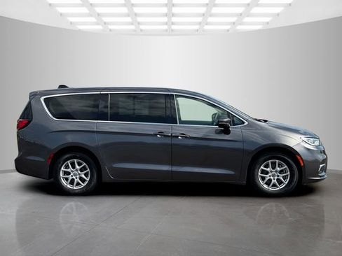 Certified 2023 Chrysler Pacifica Touring-L FWD image 8