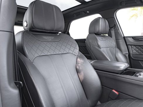 Used 2018 Bentley Bentayga image 40