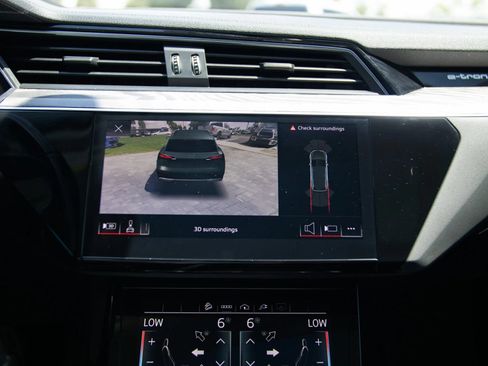 Used 2021 Audi e-tron Premium Plus w/ Premium Plus Package AWD/4WD image 30