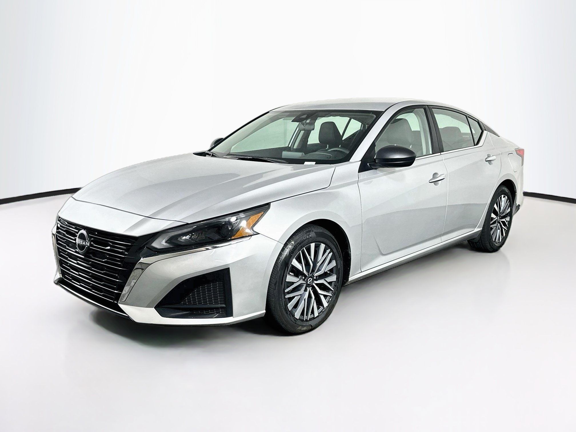 Used 2025 Nissan Altima 2.5 SV FWD image 3