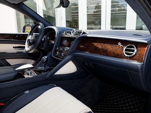 Certified 2024 Bentley Bentayga image 25