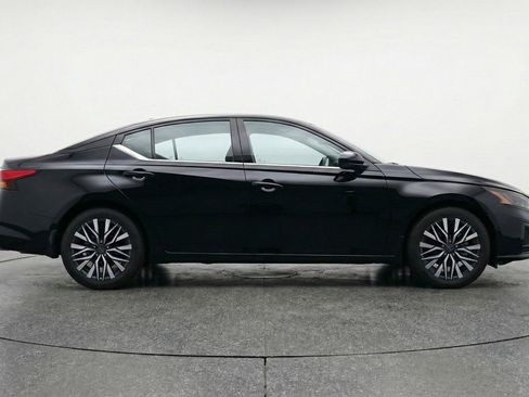 Used 2025 Nissan Altima 2.5 SV FWD image 11