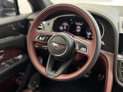 Used 2025 Bentley Bentayga image 45