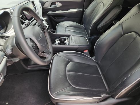 Used 2025 Chrysler Pacifica Limited FWD image 15